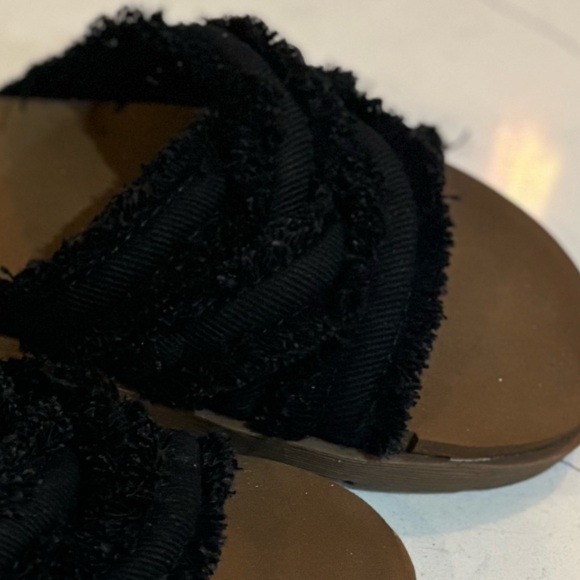 Yellow Box Size 7 slide in sandals. Cloth/fuzzy straps. Like new rarely worn. - Picture 3 of 7